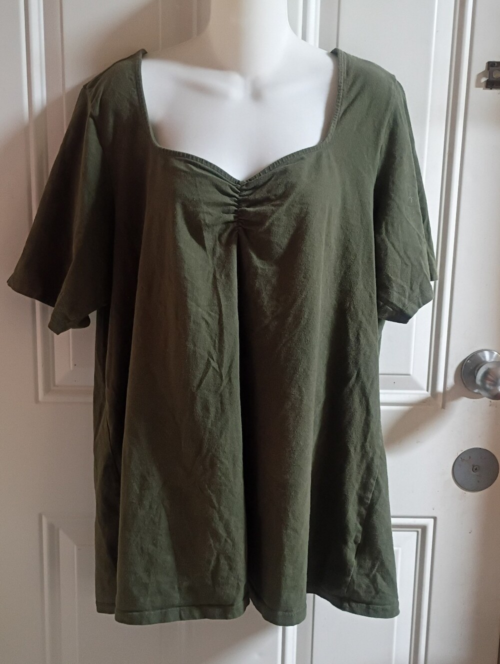 🌻 torrid Olive Green Ruched Scoop Neck Top Size 4